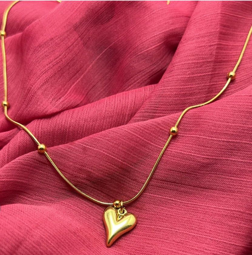 Golden Heart Pendant Necklace for Women – Elegant Gold Chain Jewelry