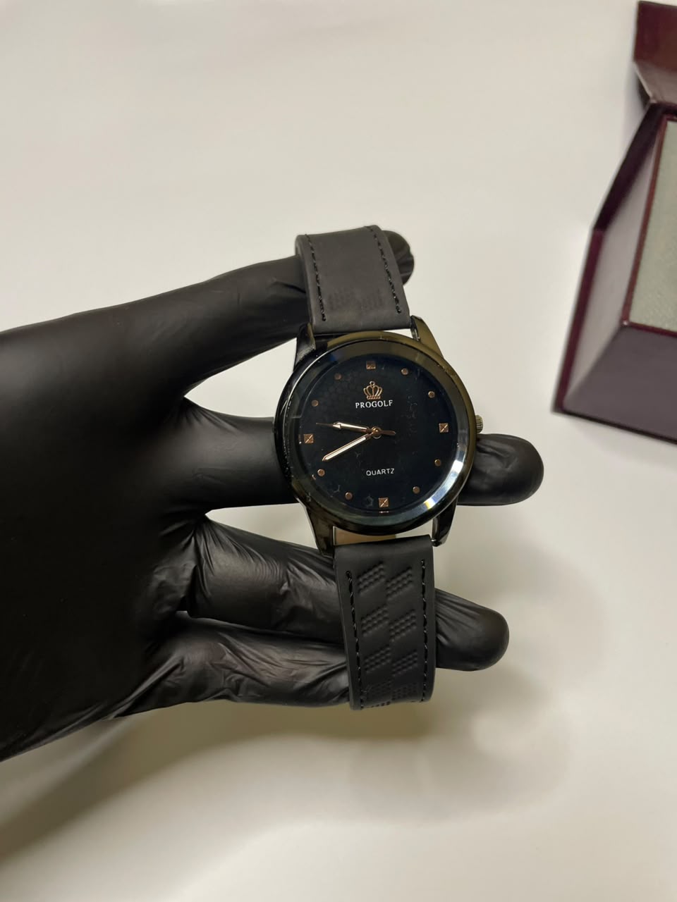 Luxury Men’s Black Watch – Classic Round Dial with Gold-Tone Details and stylish Ragzine Strap