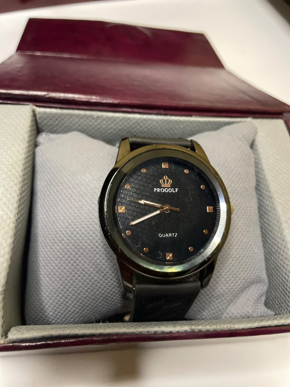 Luxury Men’s Black Watch – Classic Round Dial with Gold-Tone Details and stylish Ragzine Strap