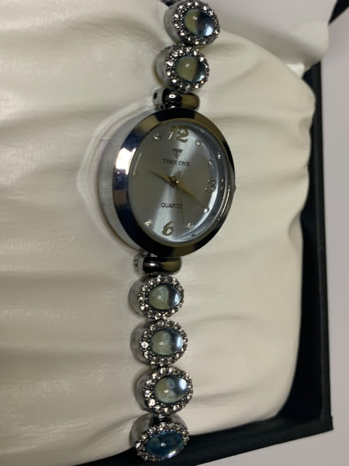 Women’s Luxury Bracelet Watch – Elegant Dial Colors and Premium Fashion Design