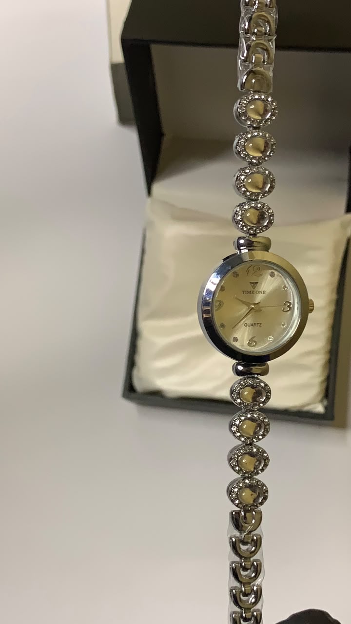 Women’s Luxury Bracelet Watch – Elegant Dial Colors and Premium Fashion Design