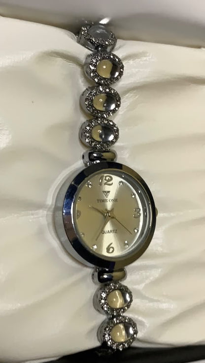 Women’s Luxury Bracelet Watch – Elegant Dial Colors and Premium Fashion Design